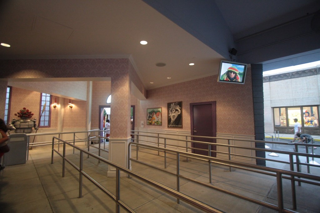 The outdoor queue is part switchback, part mansion "indoor" room