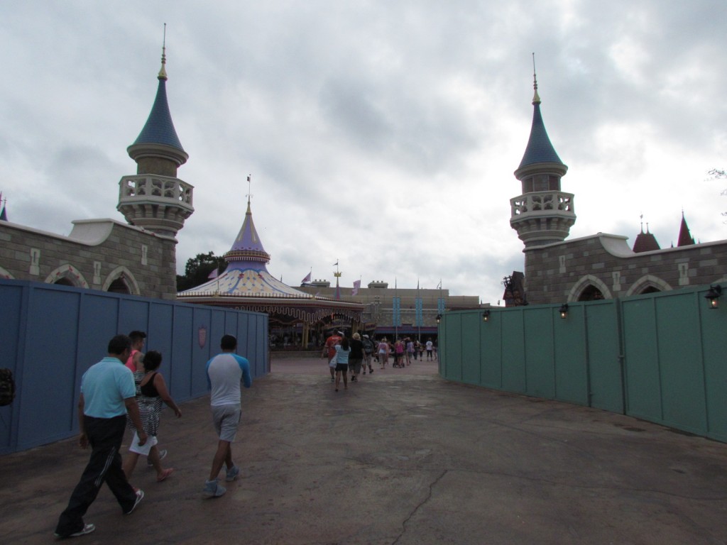 new fantasyland, New Fantasyland Castle Wall: A Closer Look