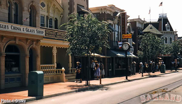 pic1 Disneyland, Disneyland’s Front Porch For The Wizard Of Bras