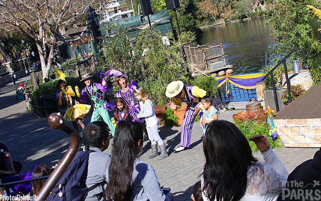 Disneyland, Disneyland Big Thunder Under a Crane, Mansion reopened, Grizzly Down