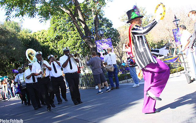 Disneyland, Disneyland Big Thunder Under a Crane, Mansion reopened, Grizzly Down