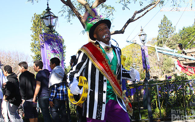 Disneyland, Disneyland Big Thunder Under a Crane, Mansion reopened, Grizzly Down