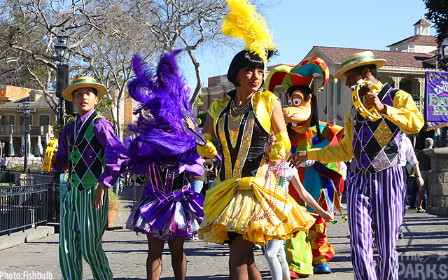 Disneyland, Disneyland Big Thunder Under a Crane, Mansion reopened, Grizzly Down