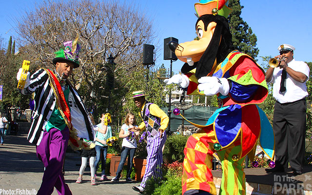 Disneyland, Disneyland Big Thunder Under a Crane, Mansion reopened, Grizzly Down