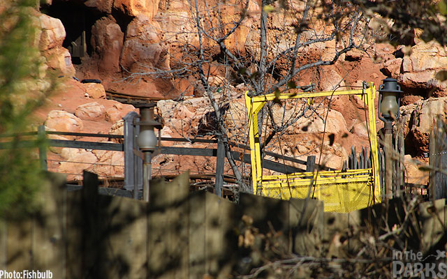 Disneyland, Disneyland Big Thunder Under a Crane, Mansion reopened, Grizzly Down