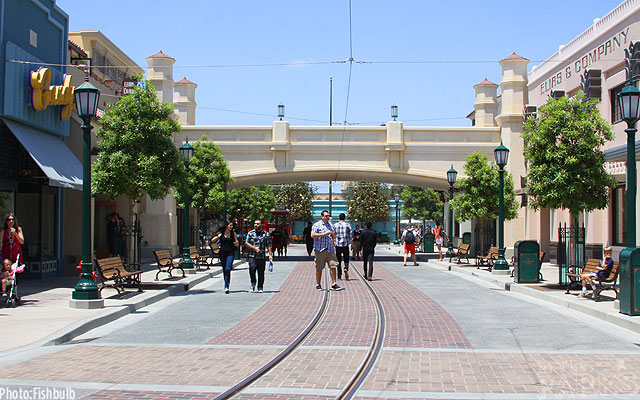 Disneyland, Disneyland Big Thunder Under a Crane, Mansion reopened, Grizzly Down