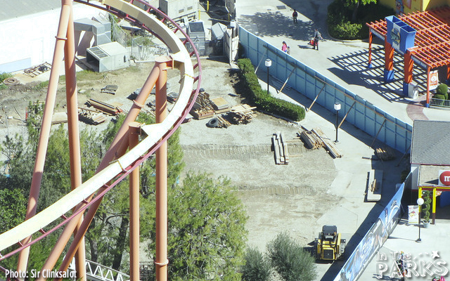 magic mountain, Full Throttle Construction heads over Superman Plaza at Magic Mountain