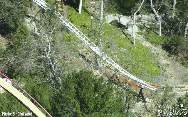 magic mountain, Full Throttle Construction heads over Superman Plaza at Magic Mountain