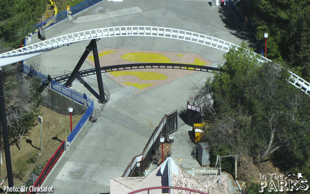 magic mountain, Full Throttle Construction heads over Superman Plaza at Magic Mountain