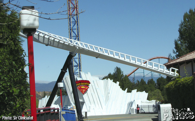 magic mountain, Full Throttle Construction heads over Superman Plaza at Magic Mountain