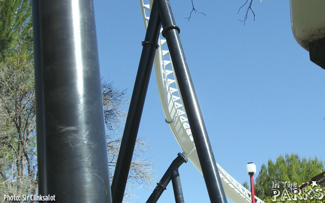 magic mountain, Full Throttle Construction heads over Superman Plaza at Magic Mountain