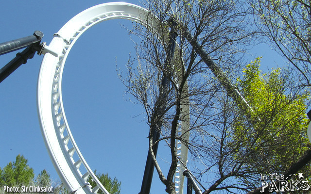 magic mountain, Full Throttle Construction heads over Superman Plaza at Magic Mountain