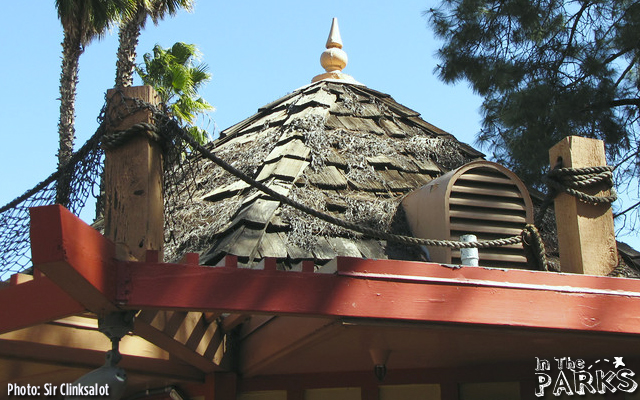 magic mountain, Full Throttle Construction heads over Superman Plaza at Magic Mountain