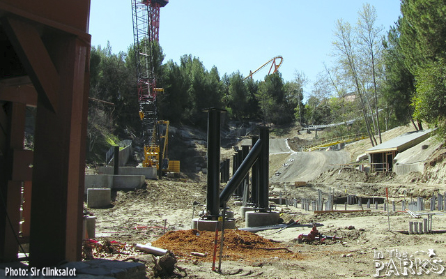 magic mountain, Full Throttle Construction heads over Superman Plaza at Magic Mountain