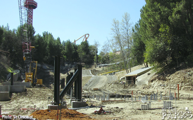 magic mountain, Full Throttle Construction heads over Superman Plaza at Magic Mountain