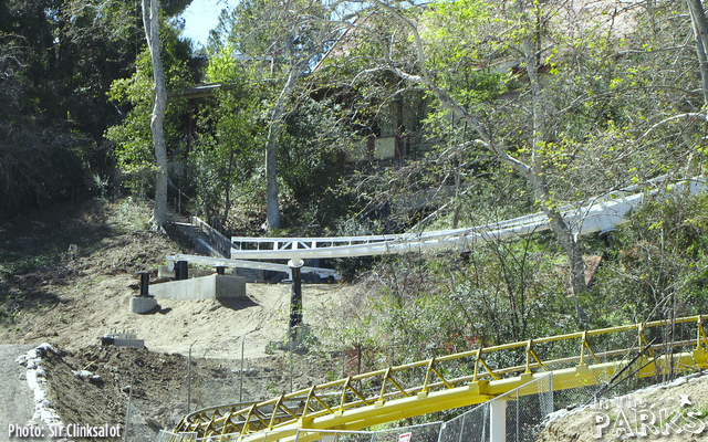 magic mountain, Full Throttle Construction heads over Superman Plaza at Magic Mountain