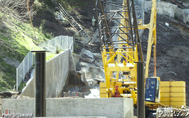 magic mountain, Full Throttle Construction heads over Superman Plaza at Magic Mountain