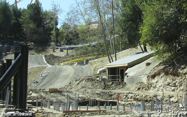 magic mountain, Full Throttle Construction heads over Superman Plaza at Magic Mountain