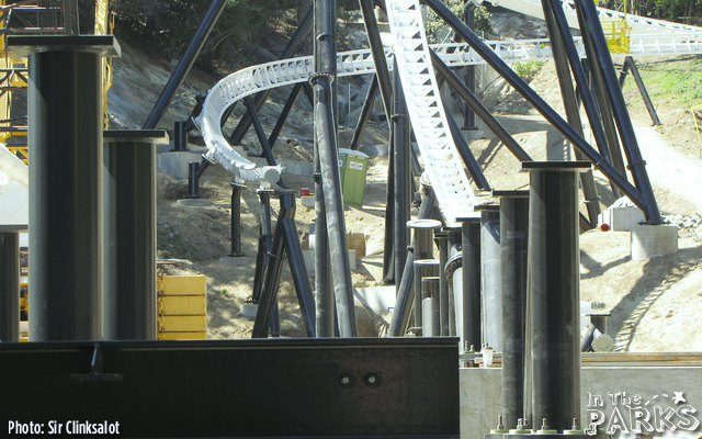 magic mountain, Unique Full Throttle Track at Six Flags Magic Mountain
