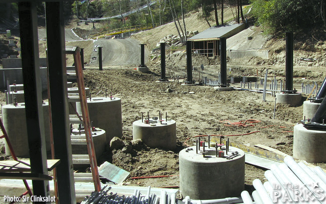 magic mountain, Full Throttle Construction heads over Superman Plaza at Magic Mountain