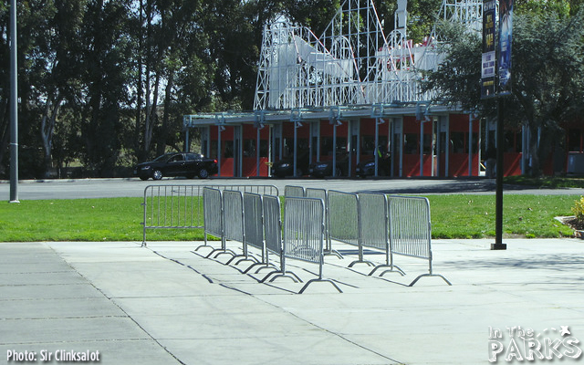 magic mountain, Full Throttle Construction heads over Superman Plaza at Magic Mountain