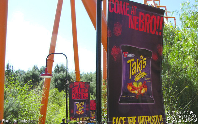 magic mountain, Full Throttle Construction heads over Superman Plaza at Magic Mountain