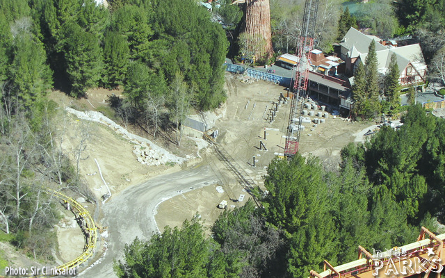 magic mountain, Full Throttle Construction heads over Superman Plaza at Magic Mountain