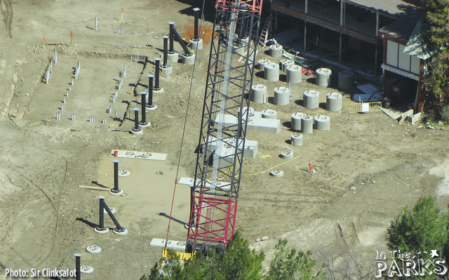 magic mountain, Full Throttle Construction heads over Superman Plaza at Magic Mountain