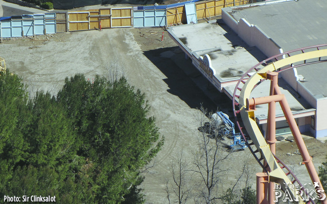 magic mountain, Full Throttle Construction heads over Superman Plaza at Magic Mountain