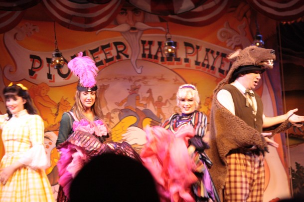 Hoop Dee Doo, Hoop Dee Doo Musical Revue, Review