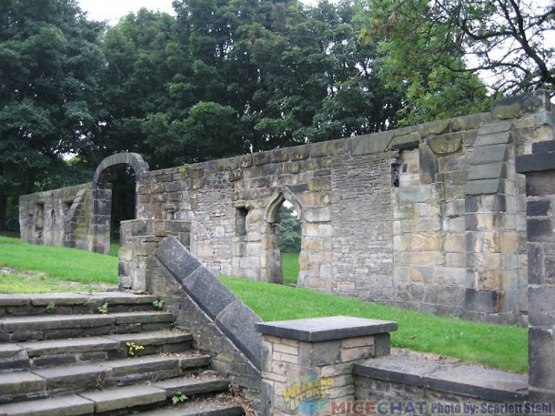 The ashlar wall from the fourteenth century is the remains of the Great Medieval Hall