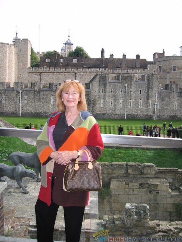 Scarlett with lion statues at Tower of London