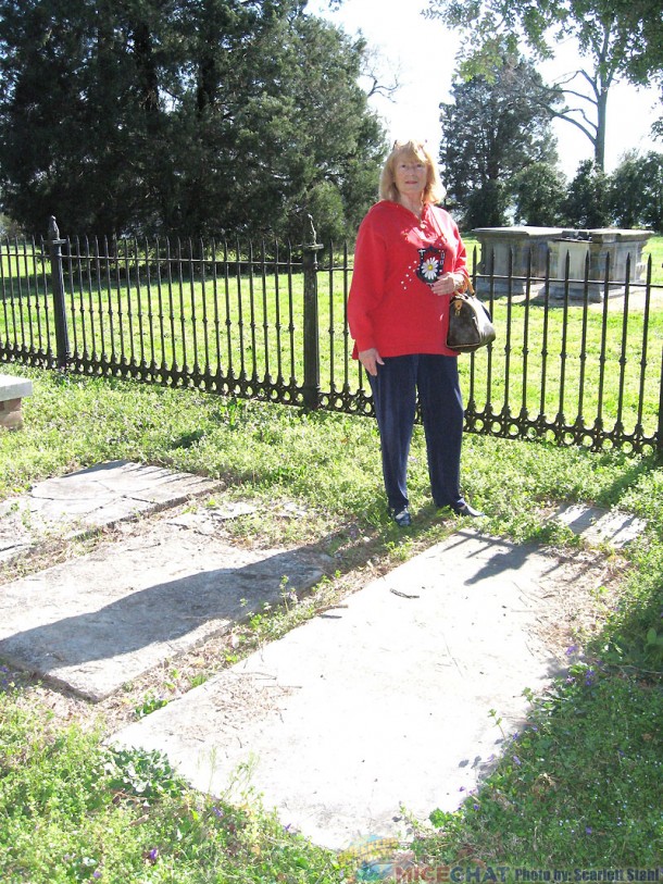 Scarlett and the grave of her ancestor, Theodorick Bland