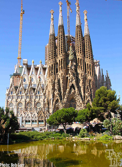 Contrasting constructions of the La Sagrada Familia