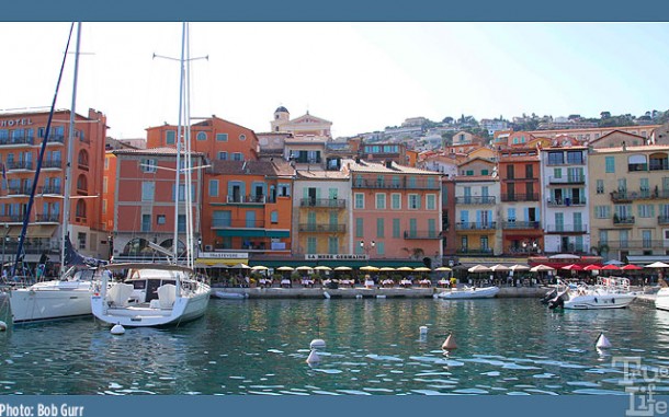 Port Villefranche is a very charming, with welcoming sidewalk restaurants