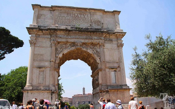 Arco de Tito frames the eastern entrance to the Forum