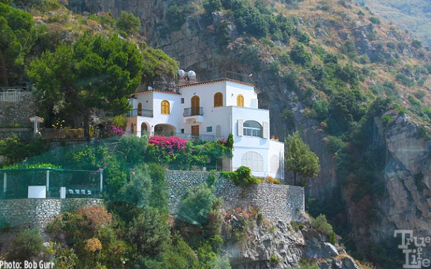 Hundreds of villas cling to the cliffs of Amalfi with sea panoramas.