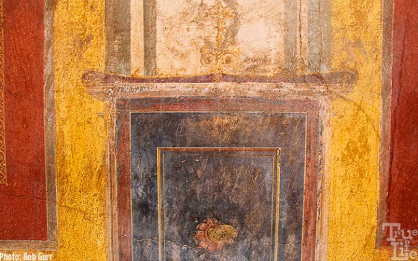 These homes had very artful fresco wall paintings.