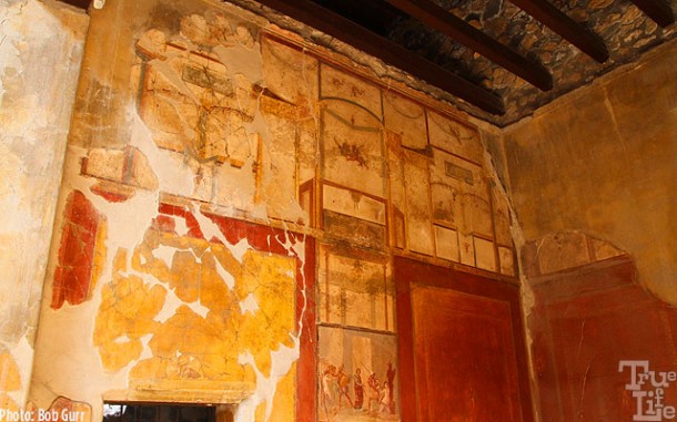 A particularly well preserved original wall with highly detailed frescos.