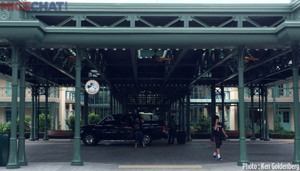 Port Orleans French Quarter’s porte-cochère main entrance.