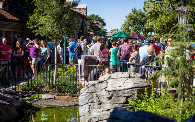 Big crowds waiting for Maelstrom to open for the last time.