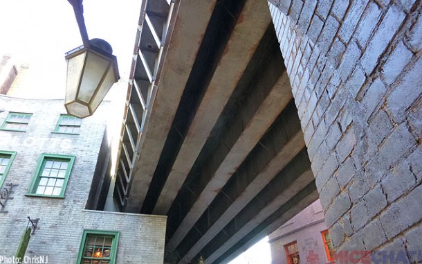 This track in Diagon Alley is just for looks - the train sounds add to the realism