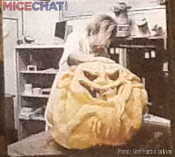 Terri Carves the Contest Pumpkin for Halloween