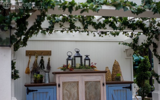 This trellis hosts the Hannukah and Kwanzaa portions of Holidays Around the World.