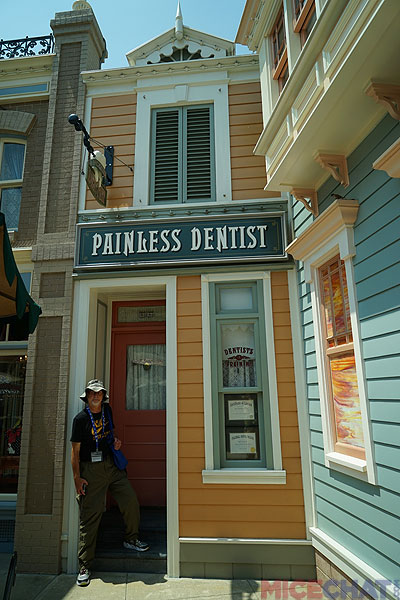 Disneyland Anaheim has four different humorous recordings episodically emanating from windows on Center Street; HKDL’s Center Street has only one, the Dentist, though it is well done.
