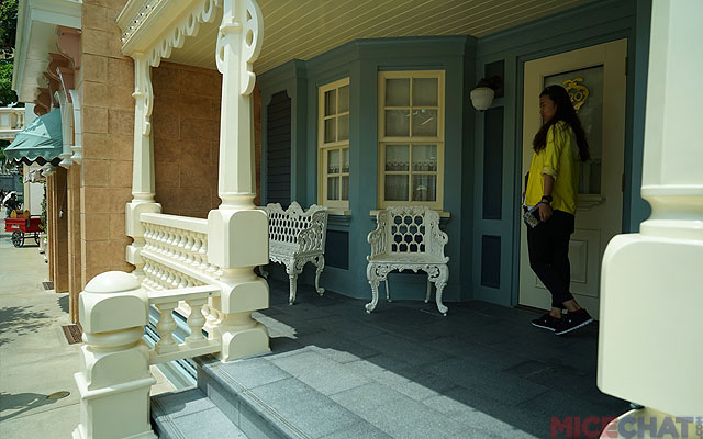 There is both a silhouette shop and a porch for peoplewatching – just like Disneyland.