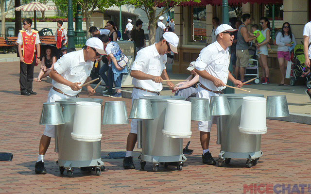 a threesome playing trash cans similar to the group at Epcot. We hear tell about a unique ragtime piano-cum-bicycle that makes the rounds as well.