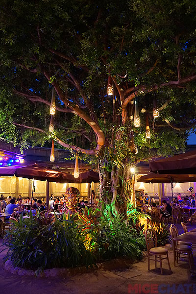 The Tahitian Terrace quick service restaurant with its many tiki god statues. Next door is Professor Porter’s Trading Post, the only retail store in Adventureland.