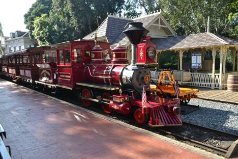 his view of the DRR #4, the “Ernest Marsh”, on display at the New Orleans Square station offers another good Baldwin comparison as the headlight is almost exactly the same size as that on the “Emma Nevada”.