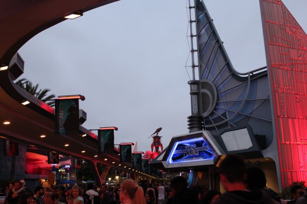 The Banners alternate to the Dark Side’s red light.